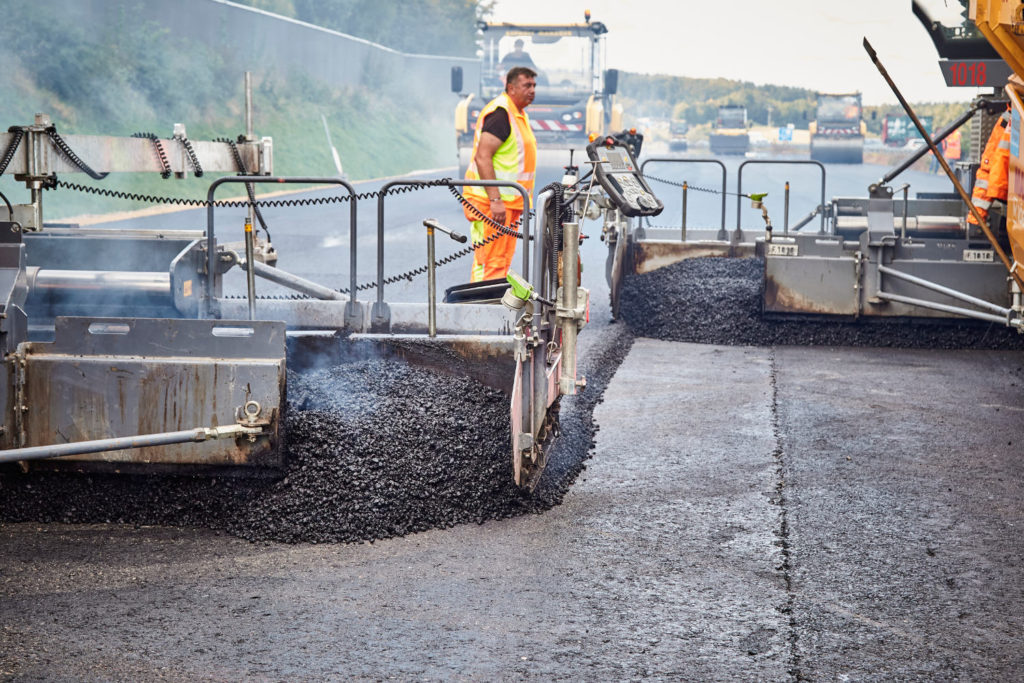 Asphalting with the VÖLKEL Navigator.